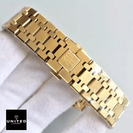 Audthtemars Pigthtuet 26320 Gold Bracelet Replica closed clasp on the white glove hand