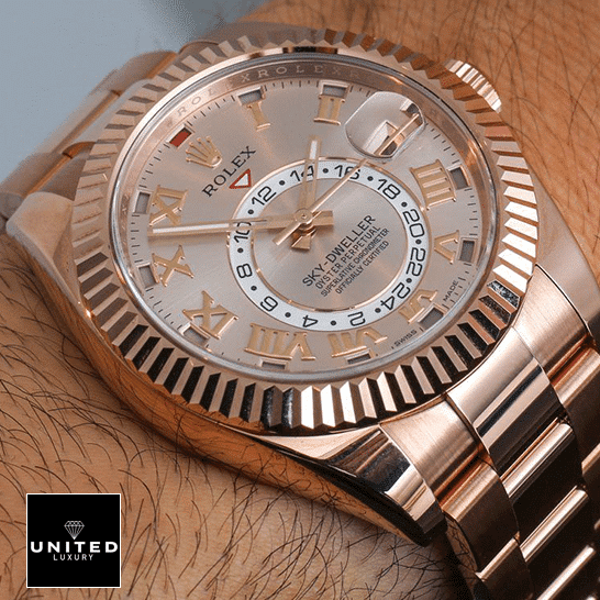 rolthtex Sky-Dweller 326935 "Everose Gold" Handcrafted Replica Edition rolthtex sky dweller everose gold sundust dial 326935 oyster man dial rolthtex Sky Dweller Everose Gold Stainless Steel 326935 On his wrist Replica