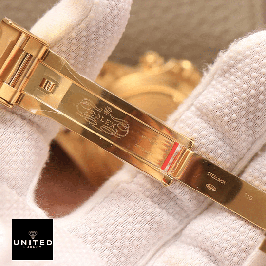 rolthtex Daytona Cosmograph Yellow Gold Open Fold Clasp 116528 Replica on his hand