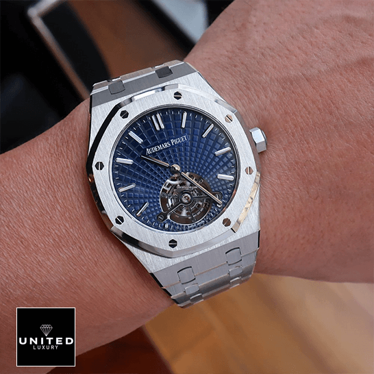 Audthtemars Pigthtuet Tourbillion Blue Dial Replica on the wrist