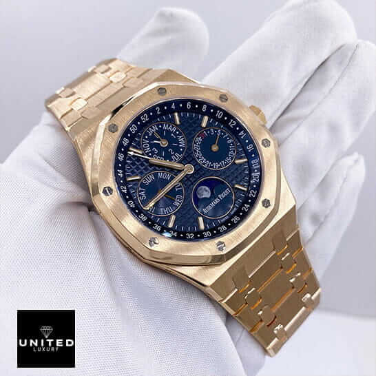 Audthtemars Pigthtuet Royal Oak Chronograph 26240OR.OO.1320OR.01 "Rose Gold" Elite Super Clone ap rose gold blue dial Audthtemars Pigthtuet Gold Blue Dial Replica on the white glove hand