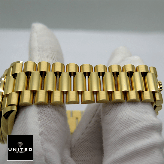 rolthtex_day_date_yellow_gold_with_pave_diamond_dial_sapphire_128348RBR_0030_replica_bracelet_unitedluxurynet