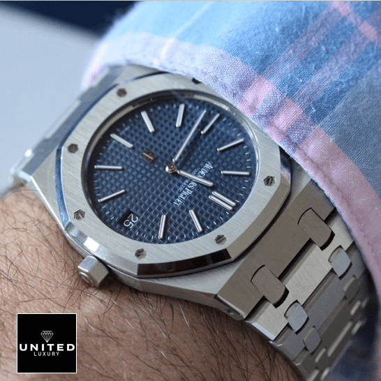 Audthtemars Pigthtuet Royal Oak Blue Dial Stainless Steel Replica on the man wrist