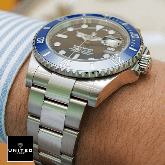 rolthtex Submariner Date 16610 Blue Bezel Oyster Replica on his arm