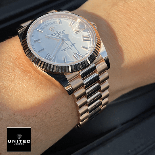 rolthtex Day-Date President 118235f-0024 Rose Gold Oyster Replica on his arm