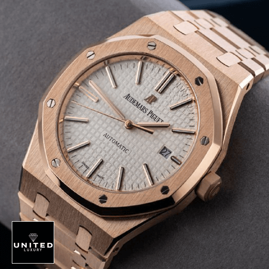 Audthtemars Pigthtuet Royal Oak 15400 White Dial Gold Replica on the stand