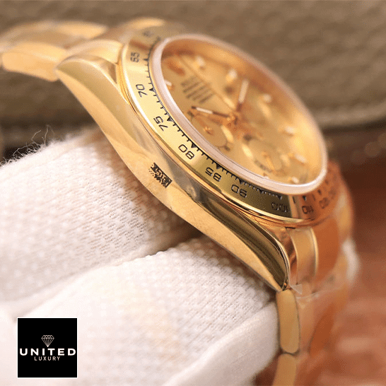 rolthtex Daytona Cosmograph Yellow Gold Case & Bezel 116528 Replica on his hand