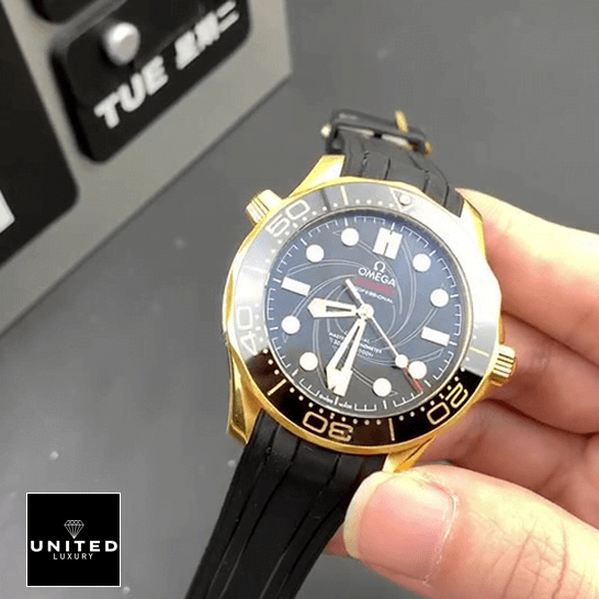 omethtga Seamaster Diver 300m Gold Case Black Bezel Replica on the hand