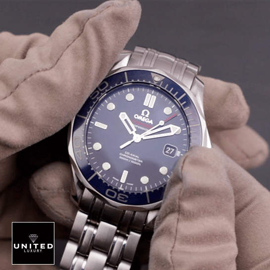 omethtga Seamaster Blue Dial Stainless Steel Bracelet Replica on the glove hand