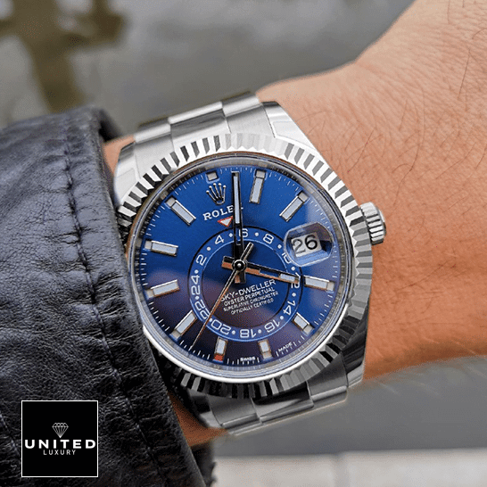 rolthtex Sky-Dweller Blue Dial Stainless Steel 326934-0003 Oyster Replica on his arm