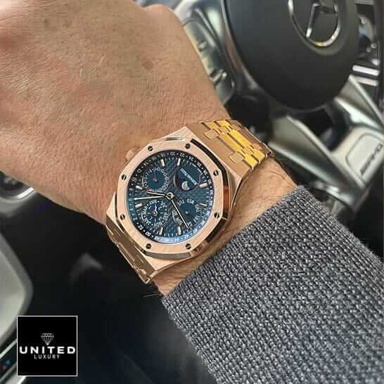 Audthtemars Pigthtuet Royal Oak Chronograph 26240OR.OO.1320OR.01 "Rose Gold" Elite Super Clone ap rose gold blue dial luxury watch 3 Audthtemars Pigthtuet Royal Oak Blue Dial Gold Case Replica on the man wrist in car