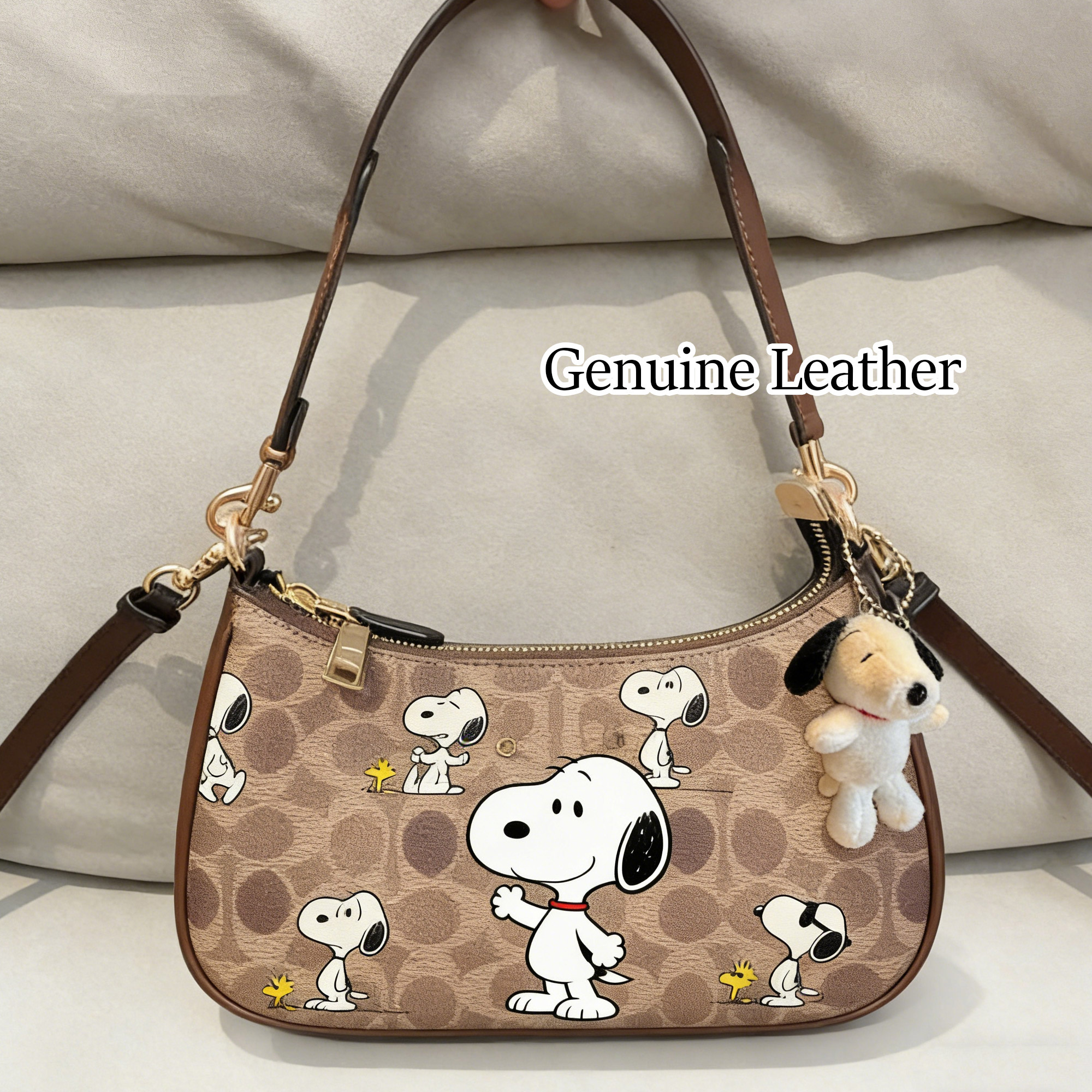 Adjustable strap detail on Snoopy classic shoulder bag