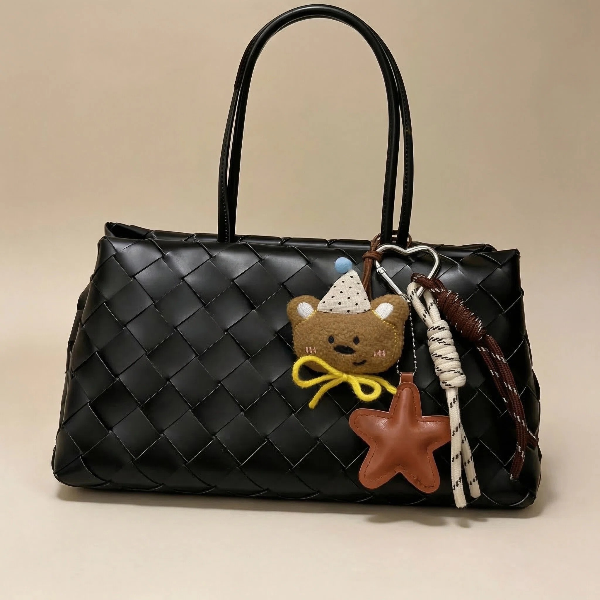 {"default":"Woven leather tote bag for women with minimalist design and large capacity"}
