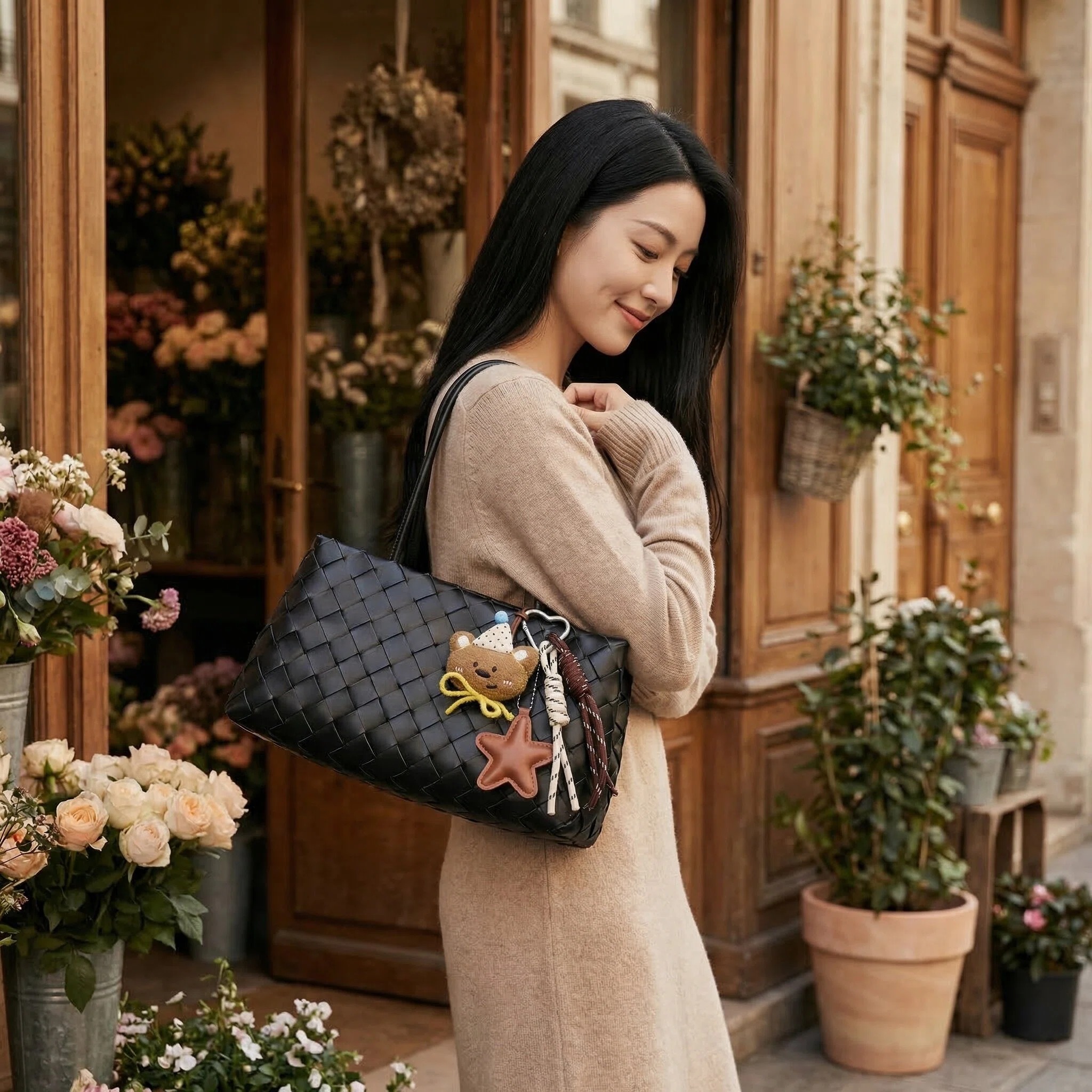 {"default":"Elegant woven tote bag for work, travel, and everyday lifestyle"}
