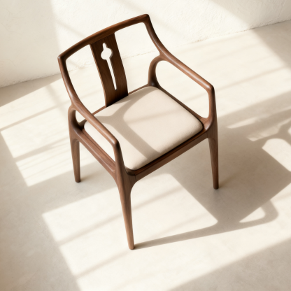  Diófából készült karosszék