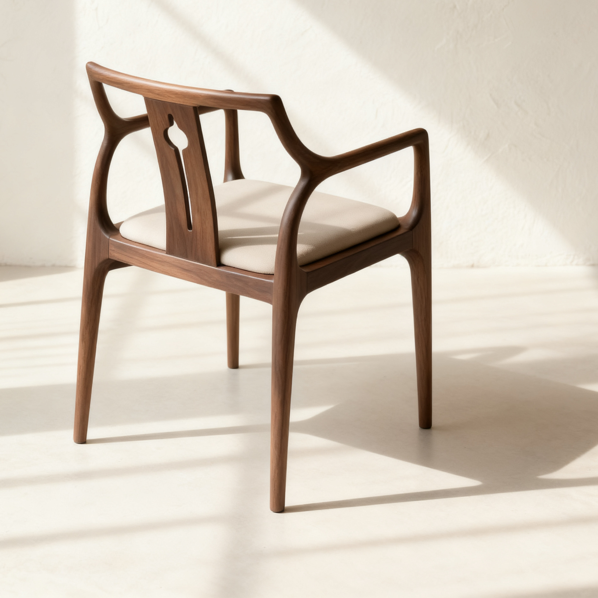  Diófából készült karosszék