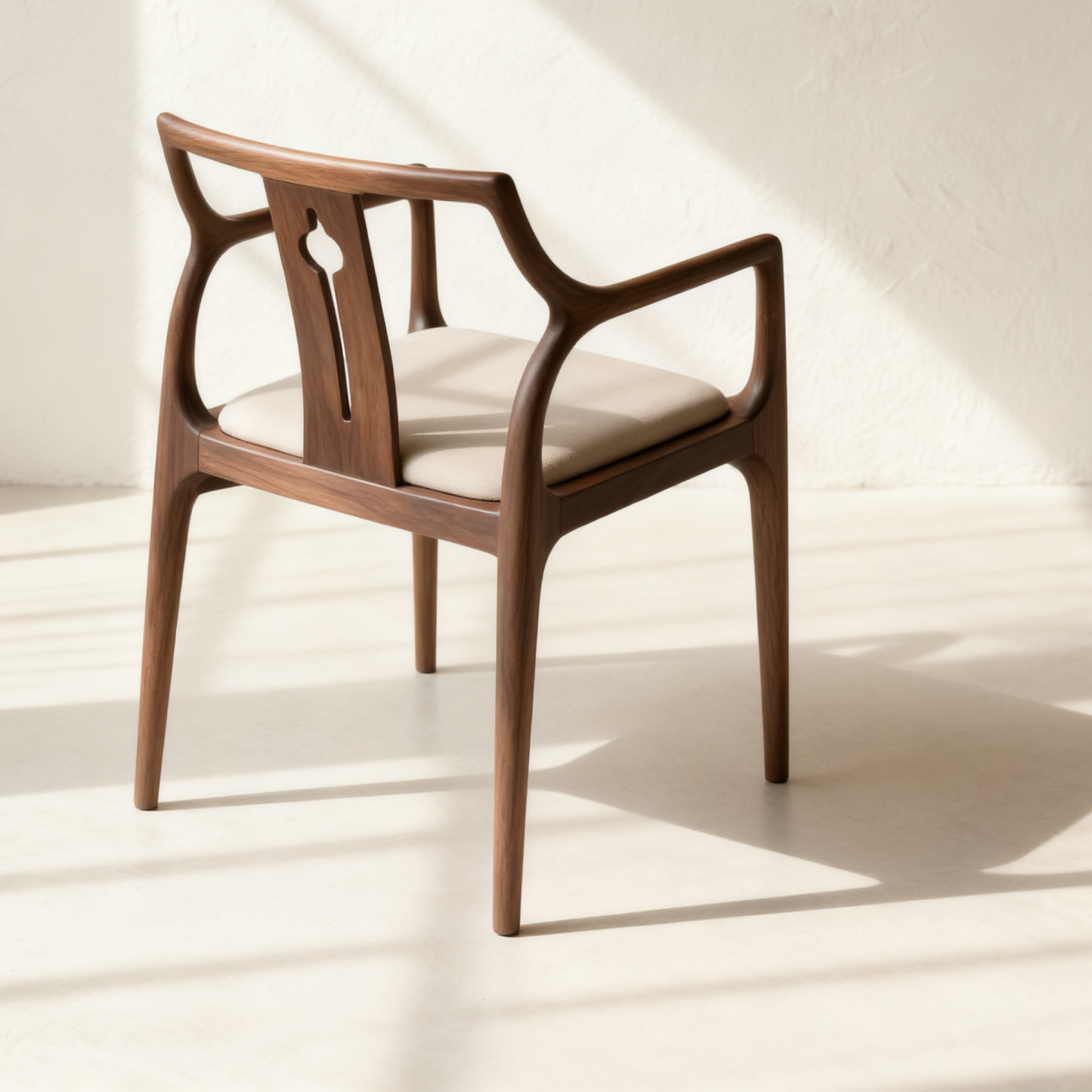  Diófából készült karosszék