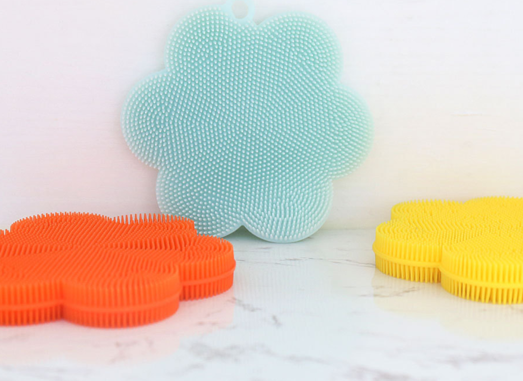 Flower shaped dishwashing brush