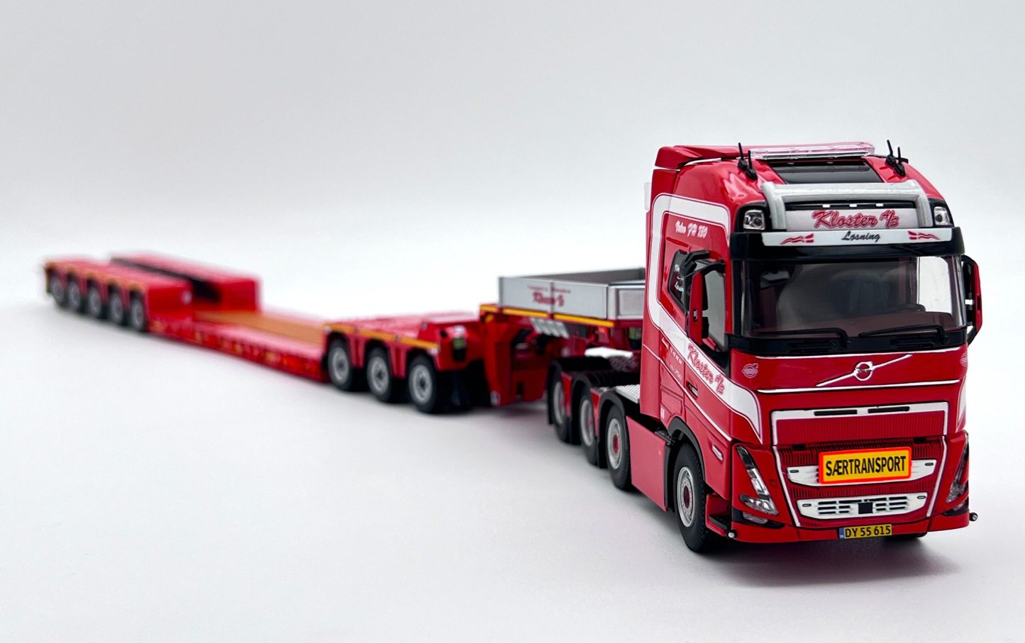 Volvo FH5 globetrotter xl 8×4 low loader with 3 axle dolly Kloster A/S WSI Truck Models