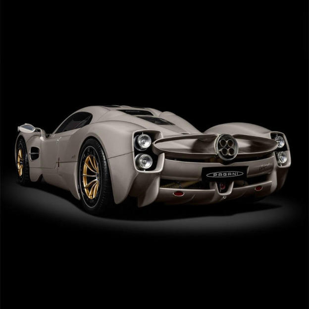 Pocher 1:8 Pagani Utopia Assembly Car