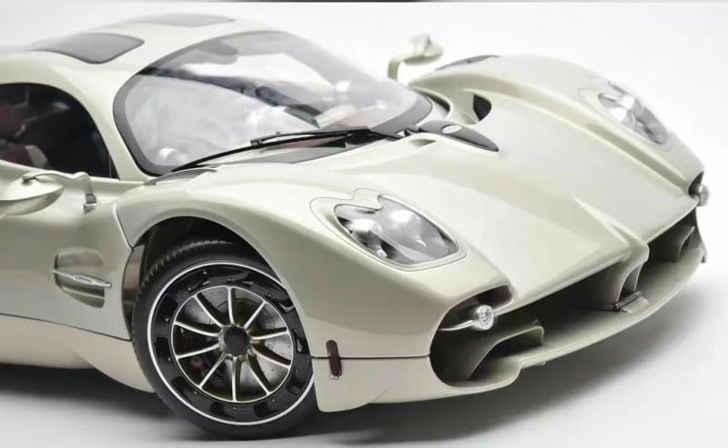 Pocher 1:8 Pagani Utopia Assembly Car