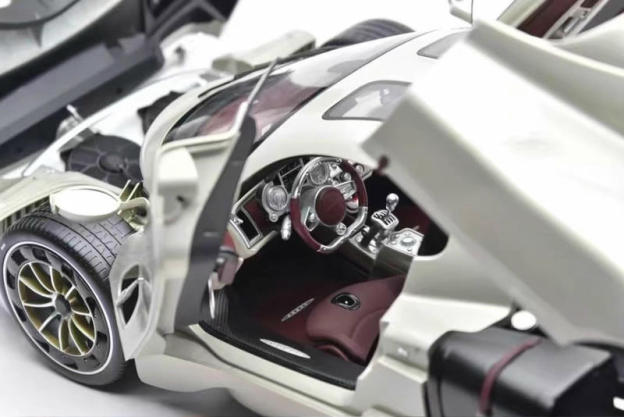 Pocher 1:8 Pagani Utopia Assembly Car