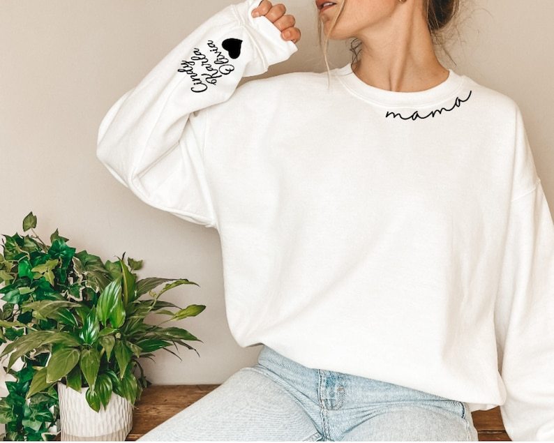 Custom Mama Sweatshirt with Kid Name on Sleeve, Personalized Mom Sweatshirt, Minimalist Momma Sweater, Christmas Gift for Mom, Gift for Her