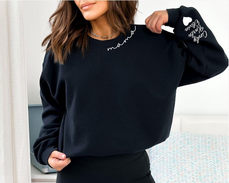 Custom Mama Sweatshirt with Kid Name on Sleeve, Personalized Mom Sweatshirt, Minimalist Momma Sweater, Christmas Gift for Mom, Gift for Her
