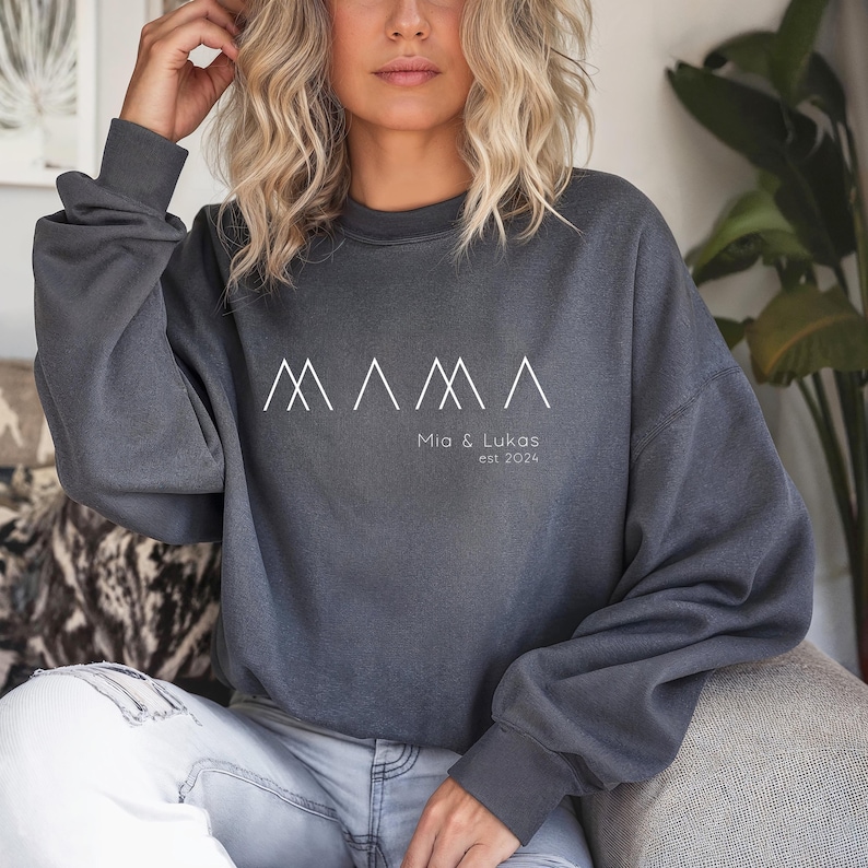Mama hoodie personalized with name and year, mom t-shirt gift, expectant mom announcement, Mother's Day, mother sweater