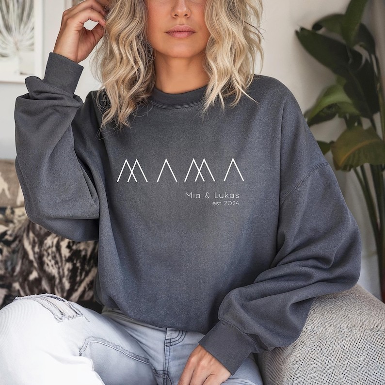 Mama hoodie personalized with name and year, mom t-shirt gift, expectant mom announcement, Mother's Day, mother sweater