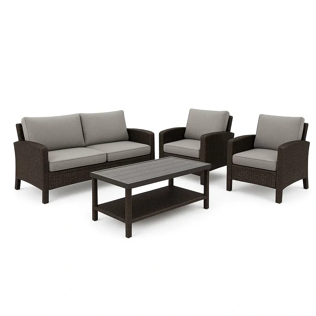 Set salotto in rattan marrone con divano, poltrone e tavolino con cuscini grigi