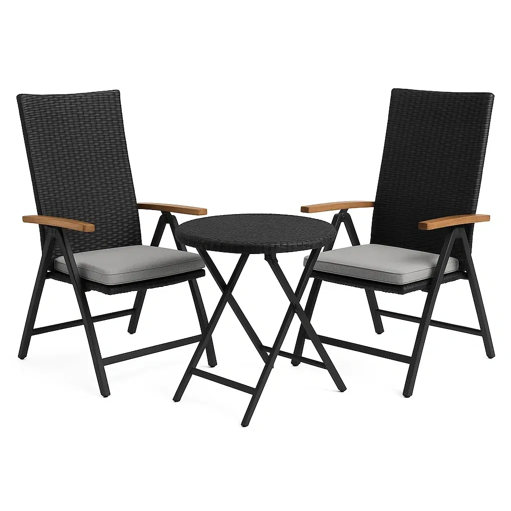 Set conversazione con tavolino e 2 sedie pieghevoli in rattan nero con braccioli in legno e cuscini grigi