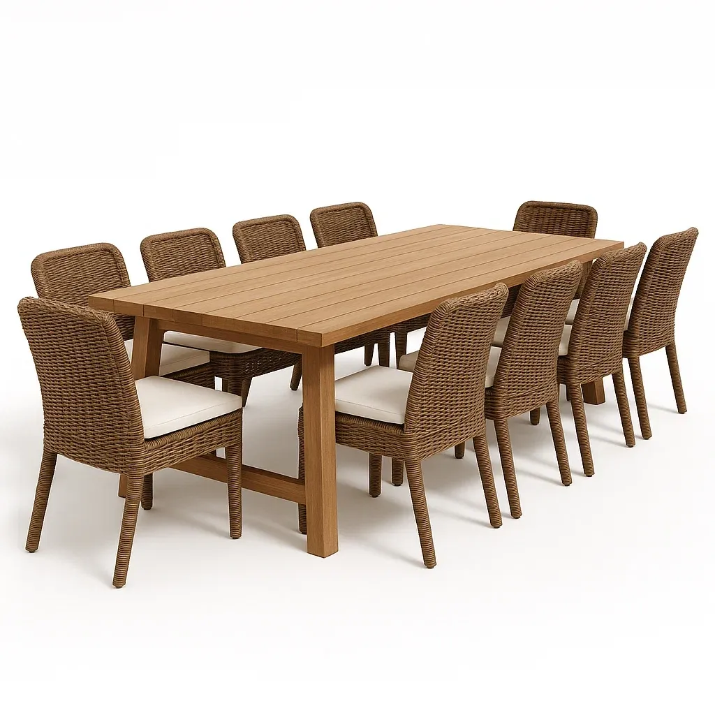 Set tavolo e sedie rettangolare in legno con sedie in rattan sintetico e cuscini bianchi