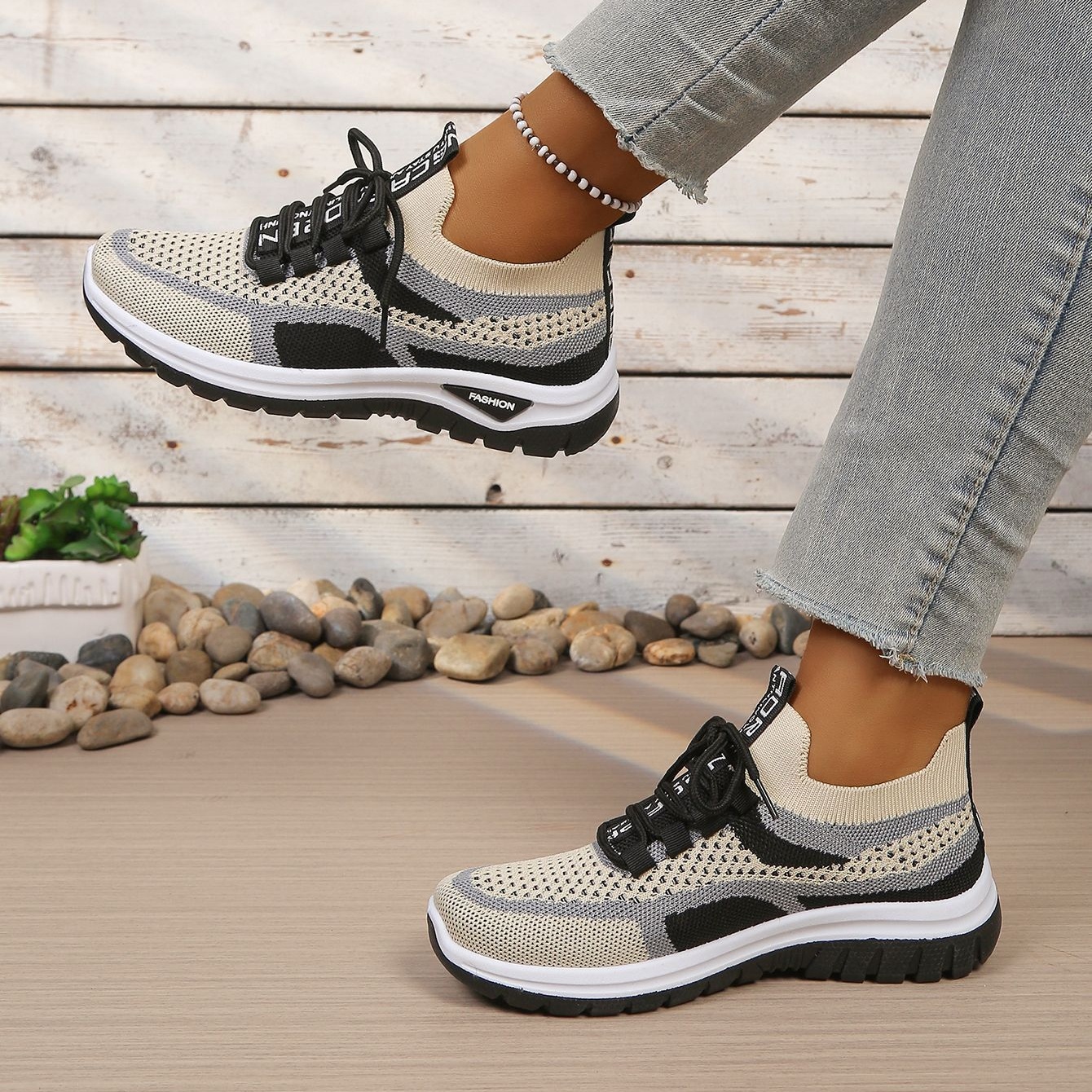 Women's lightweight, comfortable and breathable sneakers