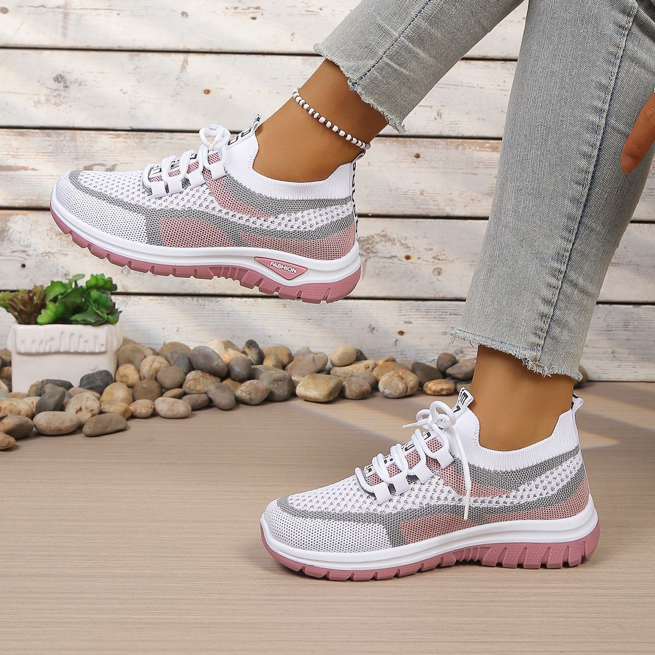 Women's lightweight, comfortable and breathable sneakers