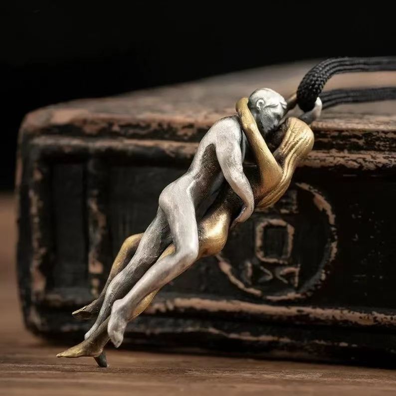 🔥Romantic Embrace Couple Pendant ✨ Dual-Tone Silver & Gold Artistic Lovers Necklace for Valentine's Day Gift