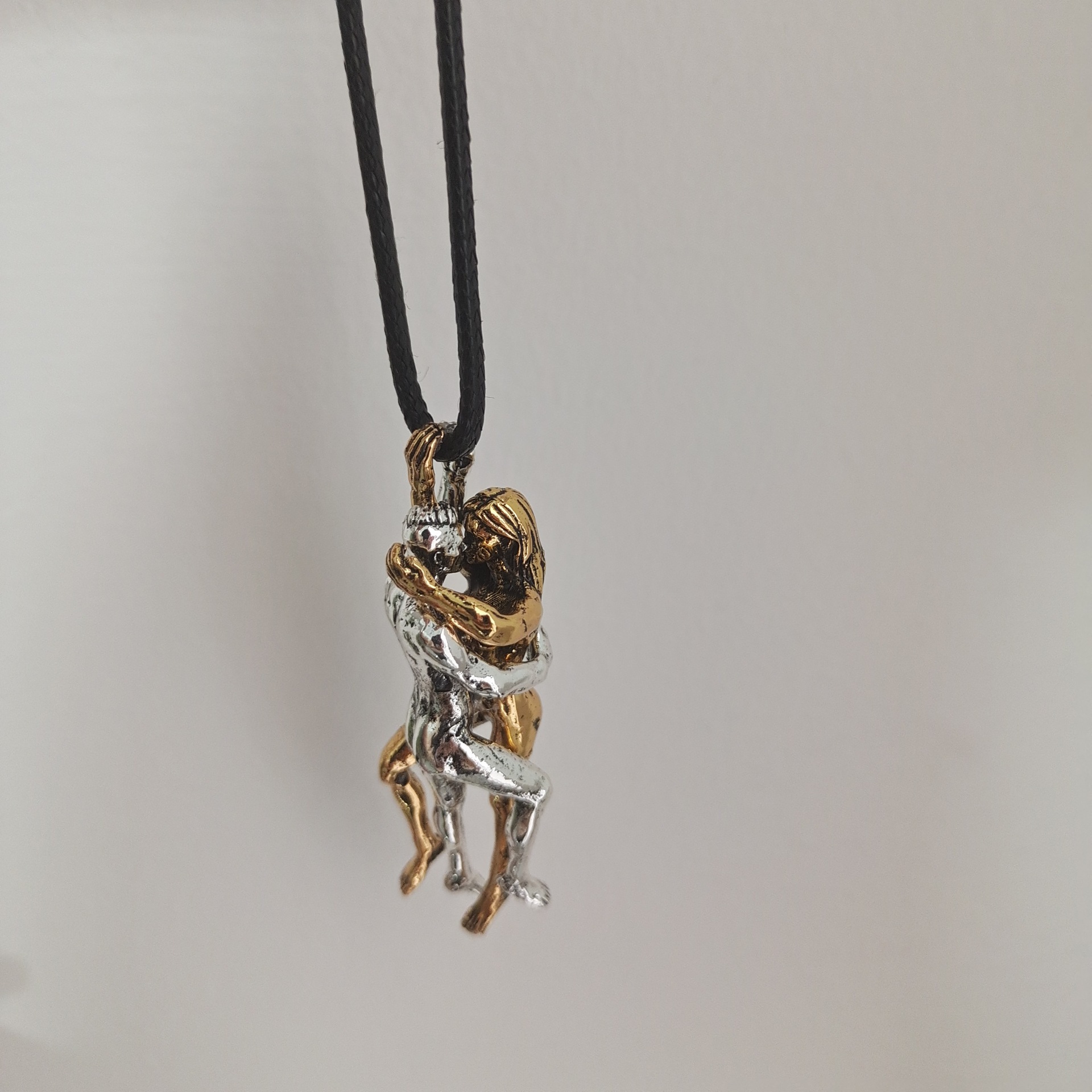 🔥Romantic Embrace Couple Pendant ✨ Dual-Tone Silver & Gold Artistic Lovers Necklace for Valentine's Day Gift