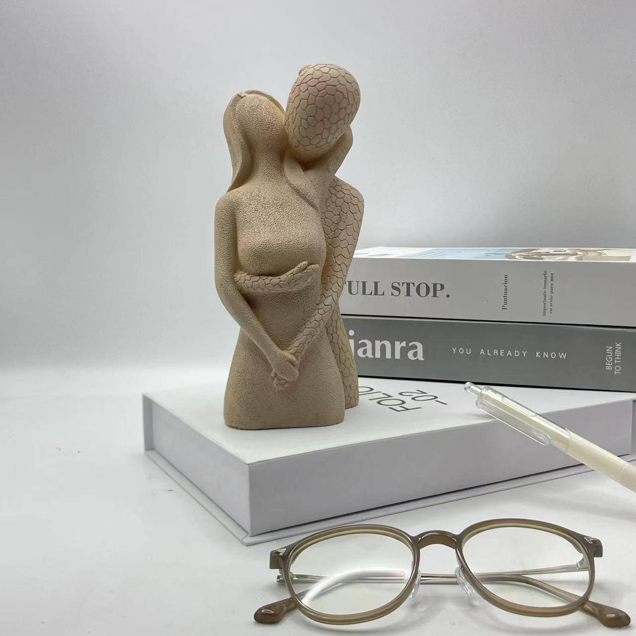 Abstract Couple Embrace Resin Figurine ✨Modern Romantic Decor Sculpture