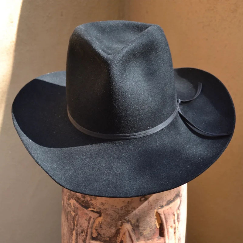 L'homme En Chapeau Noir