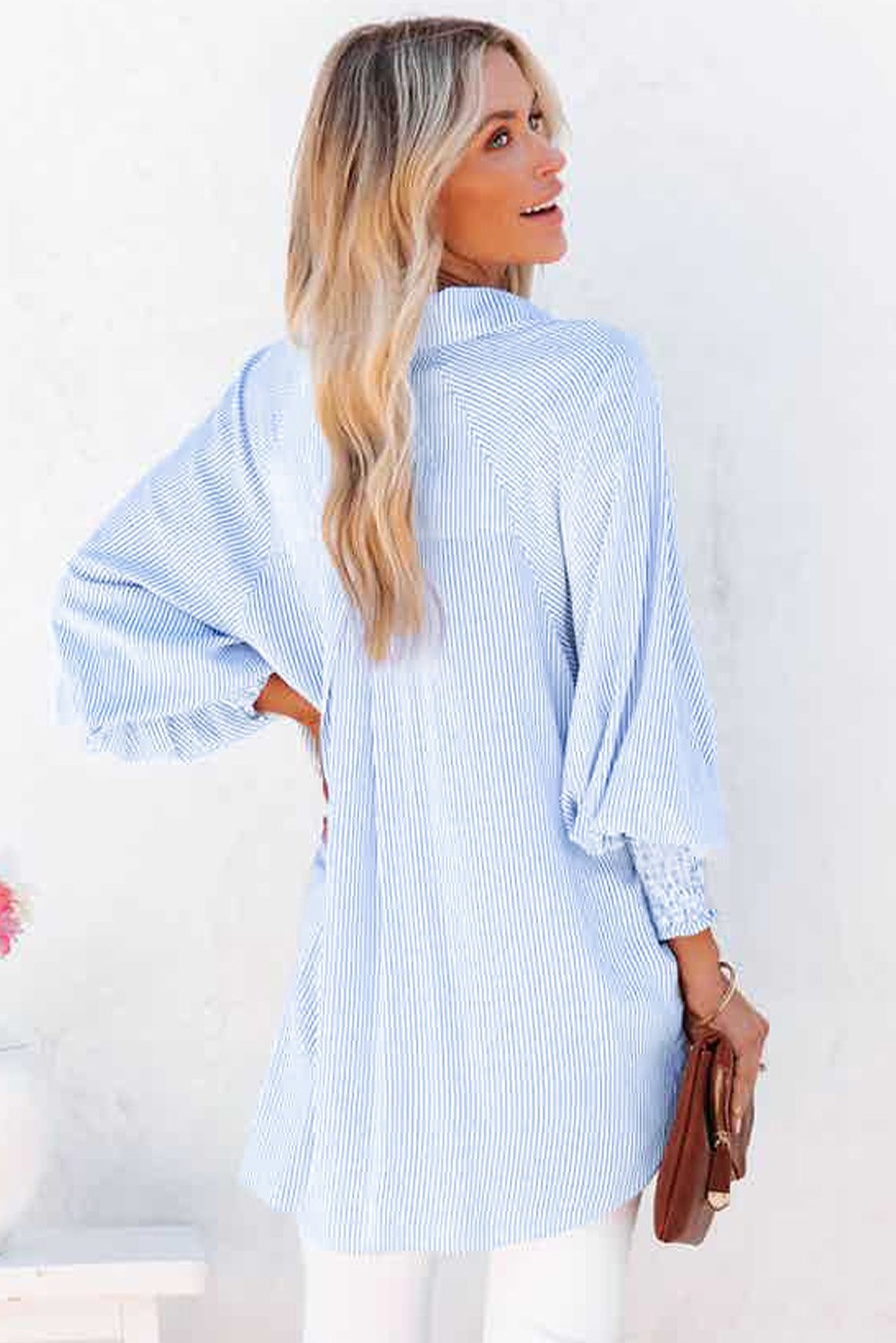 Chemise mi-longue avec col à rayures et manches amples rabattues