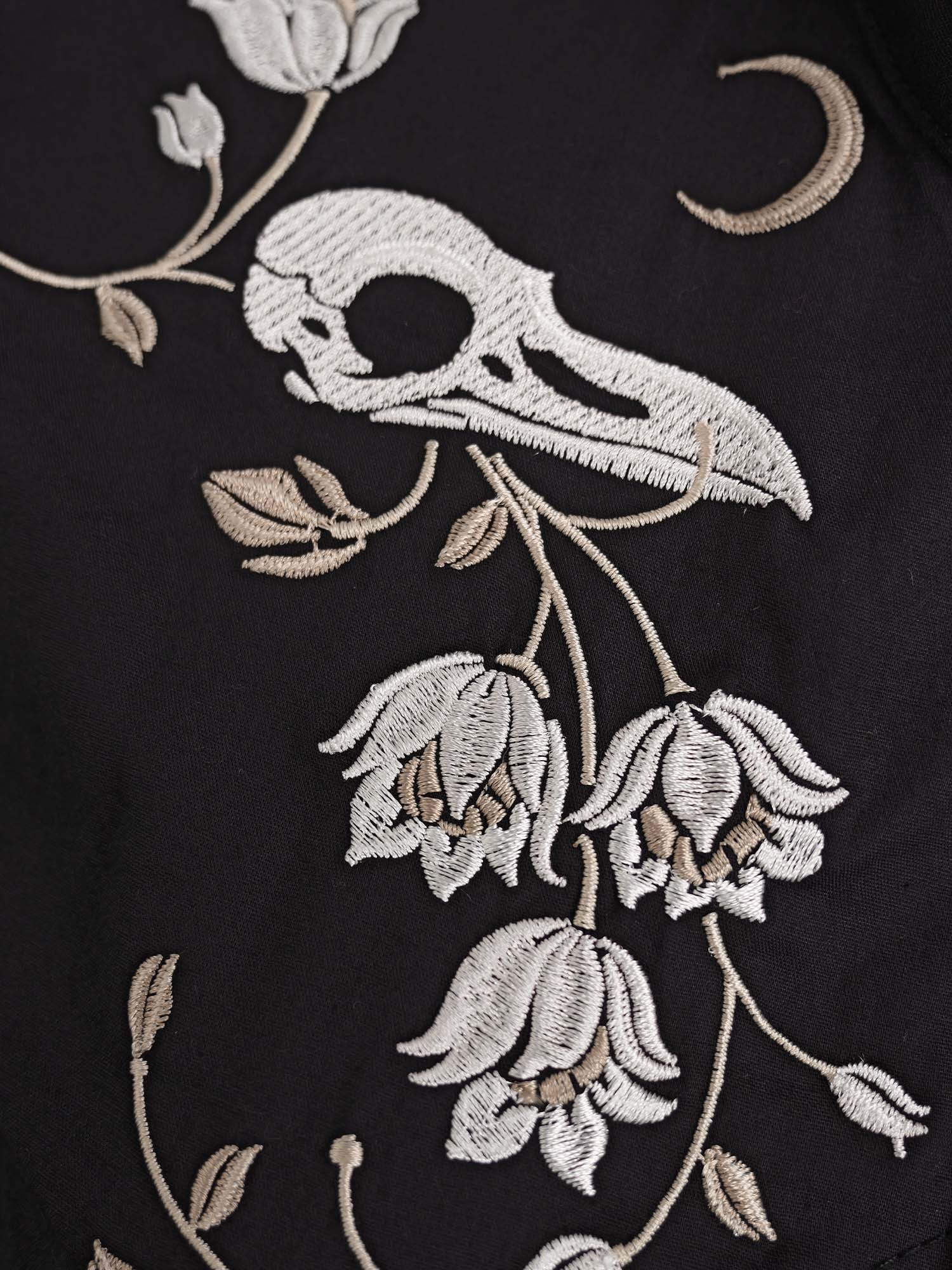 [Broderie] Tête de Corbeau Squelette et Fleur - Robe 100% Coton avec Double Poche