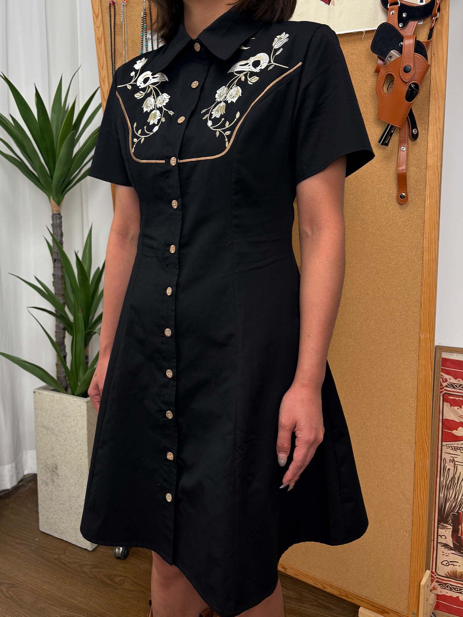 [Broderie] Tête de Corbeau Squelette et Fleur - Robe 100% Coton avec Double Poche