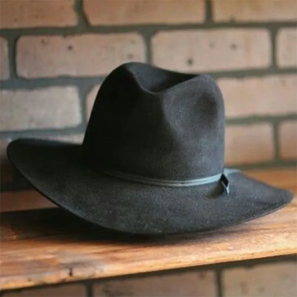 L'homme En Chapeau Noir