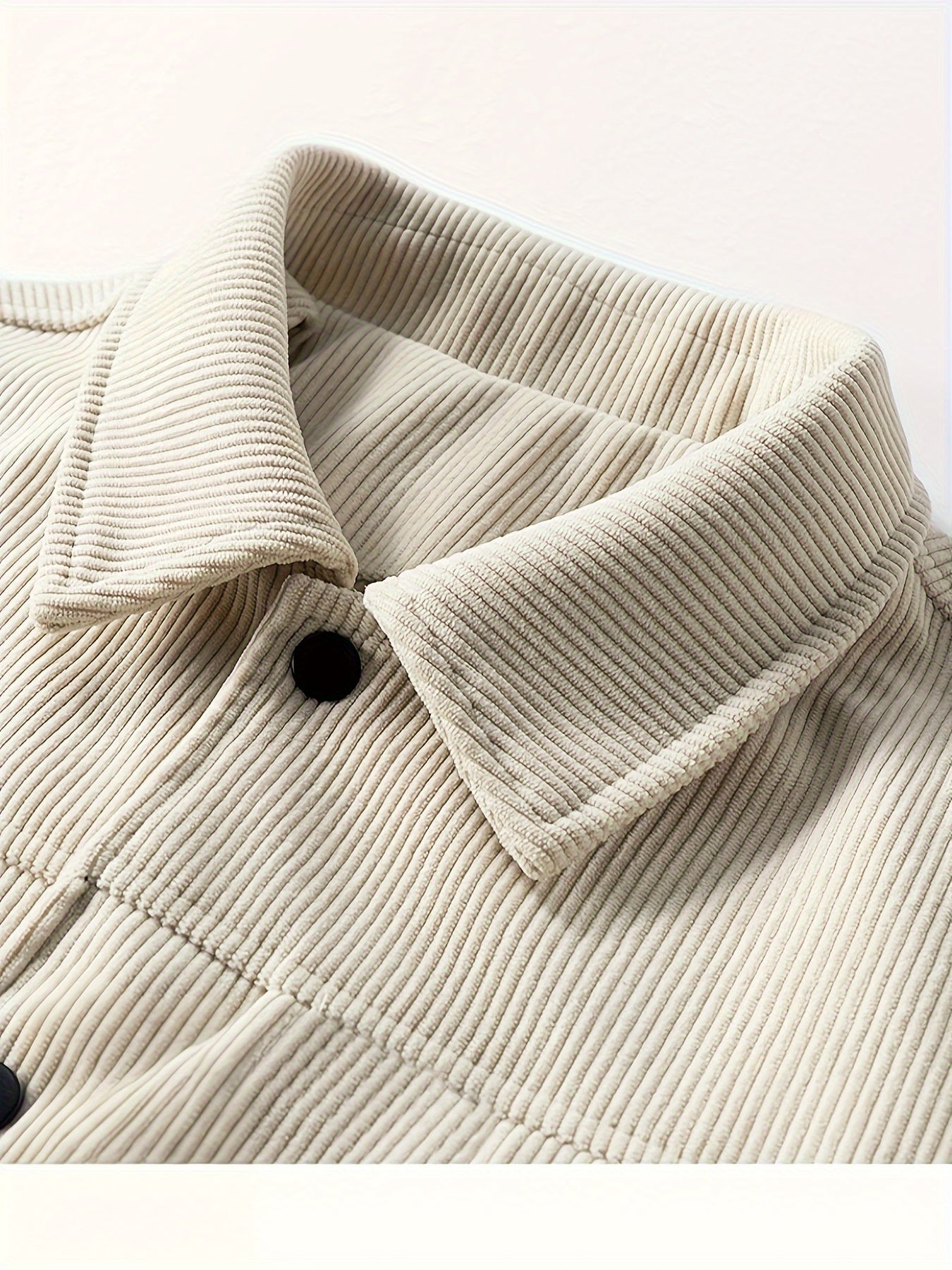 Trendy single-breasted coat with lapels in corduroy fabric.