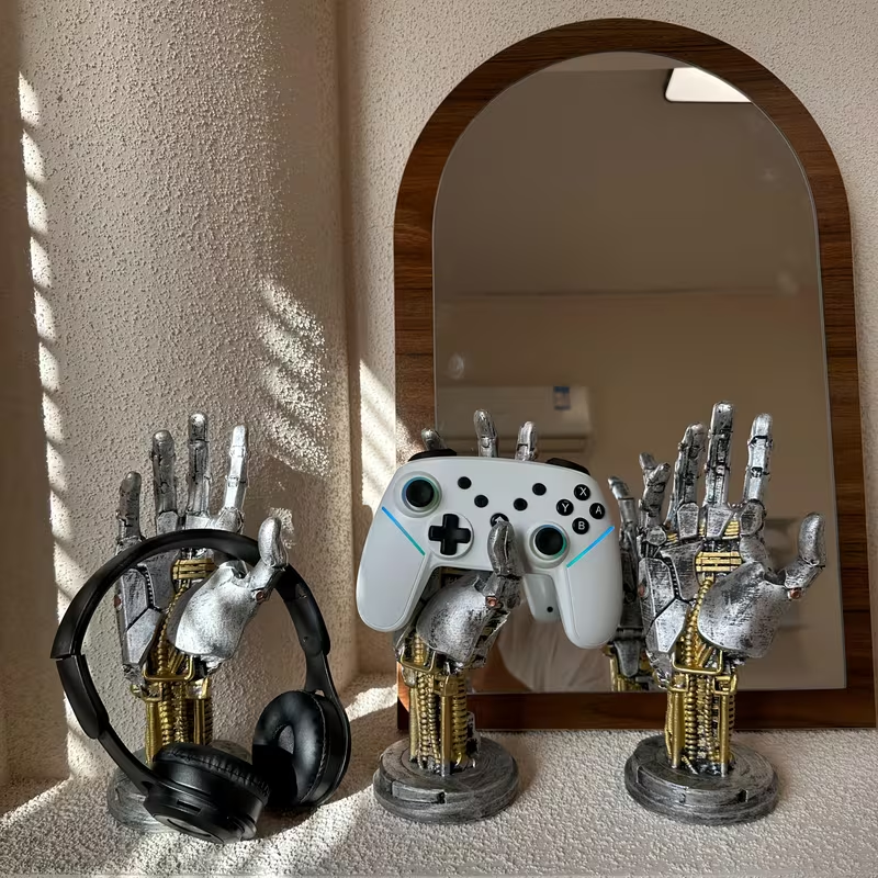 Cyberpunk-Statue aus mechanischem Arm