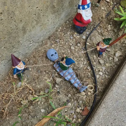 3-teilige, skurrile Gartenstatue eines Zwerg-Aliens zur Gefangennahme