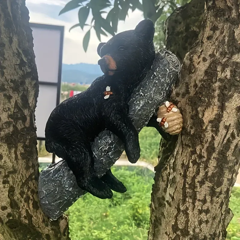 🐻Skulptur eines kleinen schwarzen Bären beim Honiggraben