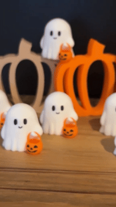 👻 Ett läskigt spöke som bär en pumpa och skriker "Bus eller godis!"