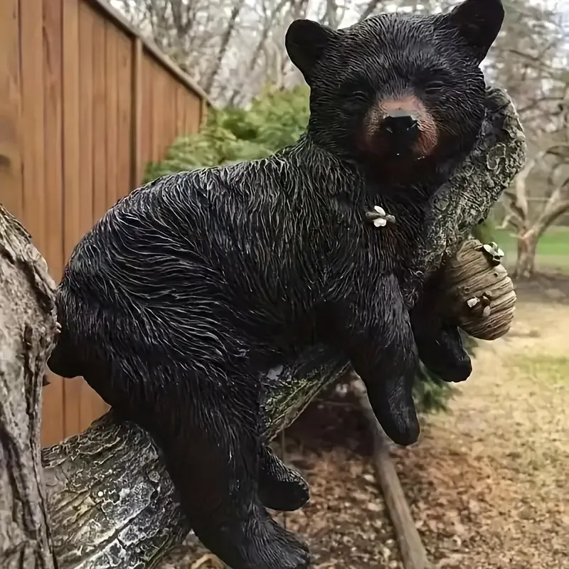 🐻Skulptur eines kleinen schwarzen Bären beim Honiggraben