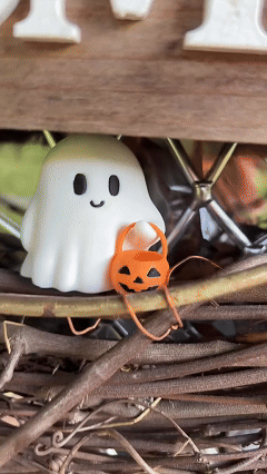 👻 Ett läskigt spöke som bär en pumpa och skriker "Bus eller godis!"